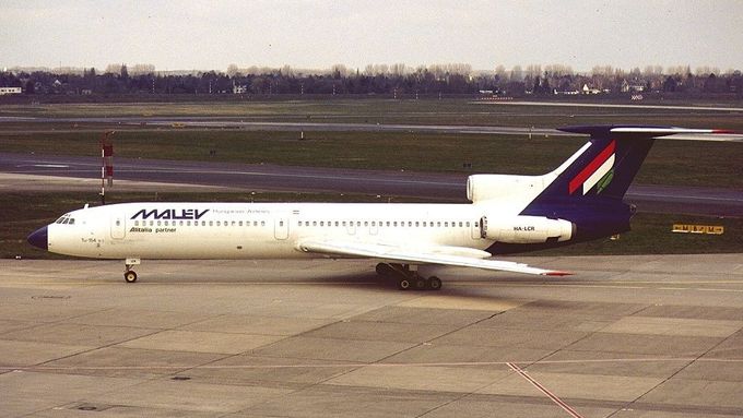 Letoun Tu-154, patřící maďarské společnosti Malév. Fotografie je z roku 1994.