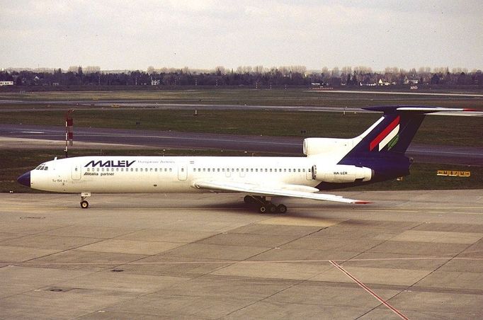 Letoun Tu-154, patřící maďarské společnosti Malév. Fotografie je z roku 1994.