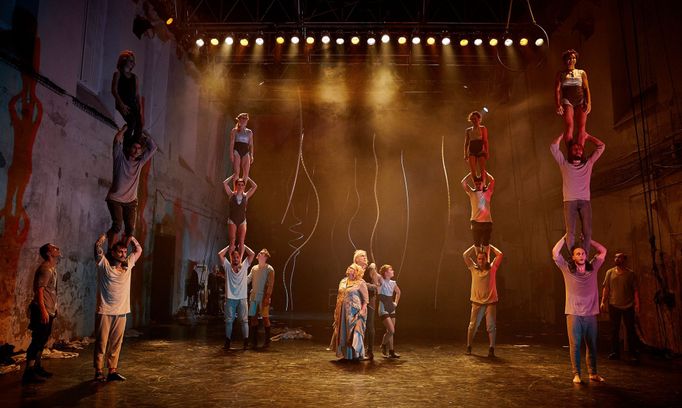Snímek z inscenace Cirku La Putyka nazvané Family.