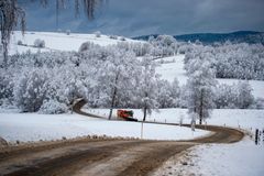 Kvůli sněhu byla uzavřená dálnice D3 od Tábora na Prahu, kamiony uvízly v kopci