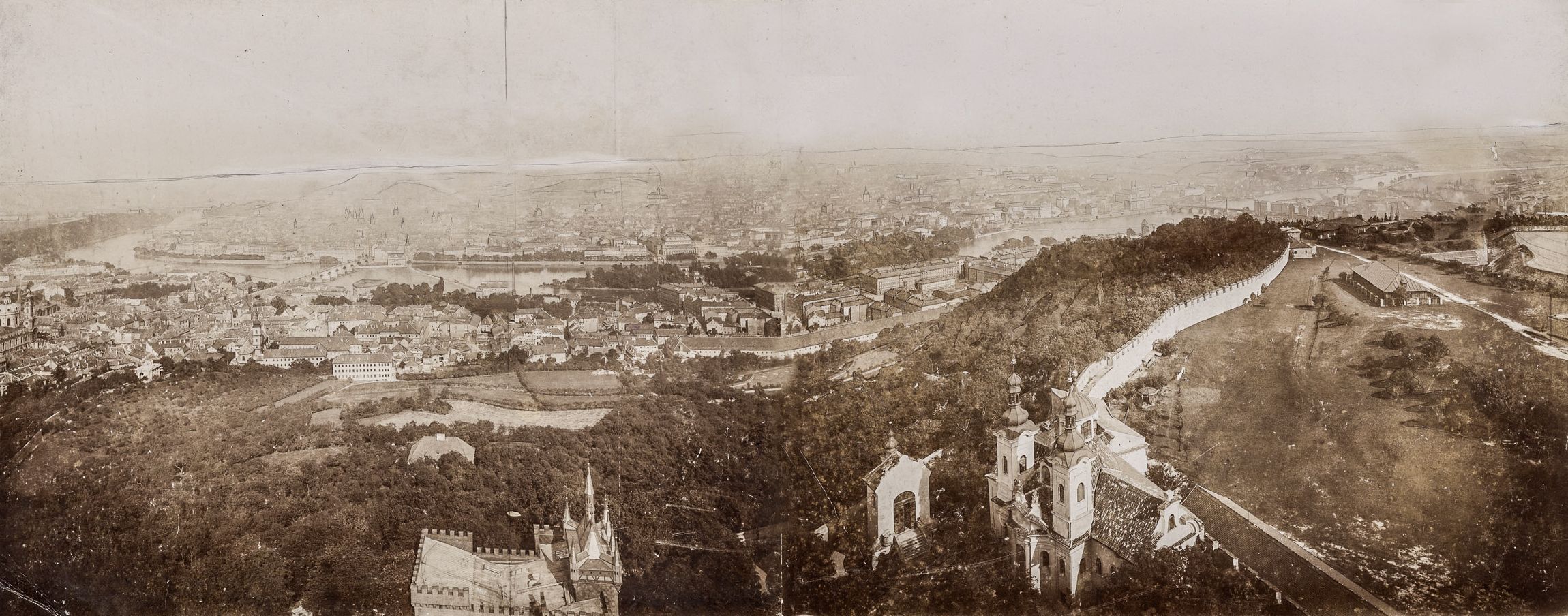 Fotogalerie / Štefánikova hvězdárna / Tak vypadalo demontování největšího dalekohledu Štefánikovy hvězdárny / 6. 4. 2022 / Praha