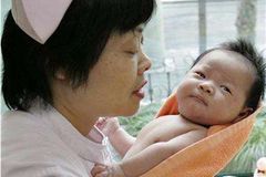 Čínské úřady vyšetřují manžele s osmi dětmi