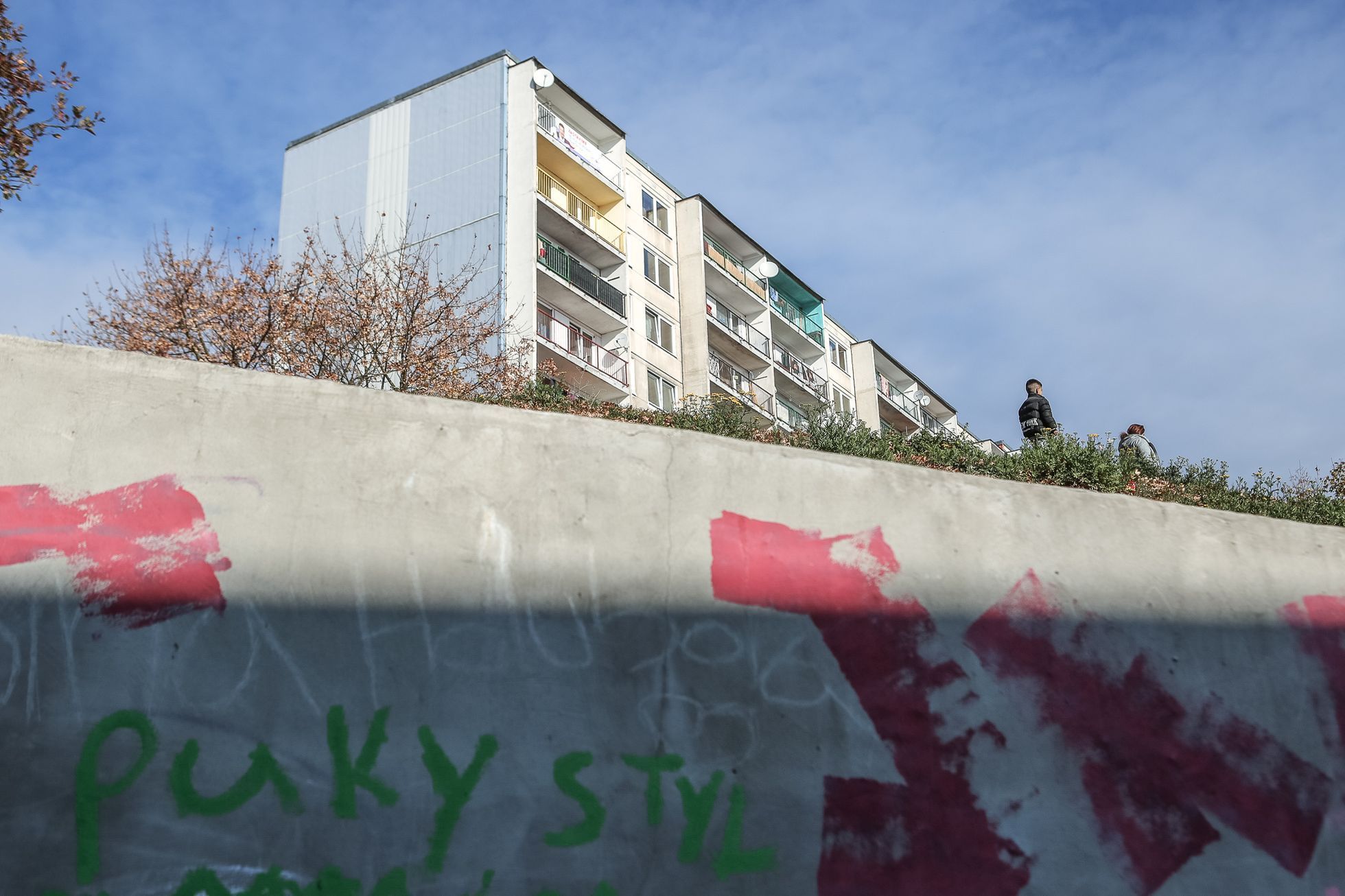 Sídliště Janov, Litvínov, 22.10.2018 - (polo)opuštěné a vybydlené domy, vytlučená okna