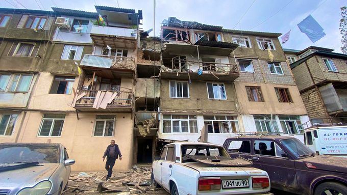 Poničené domy ve Stěpanakertu, hlavním městě Náhorního Karabachu.