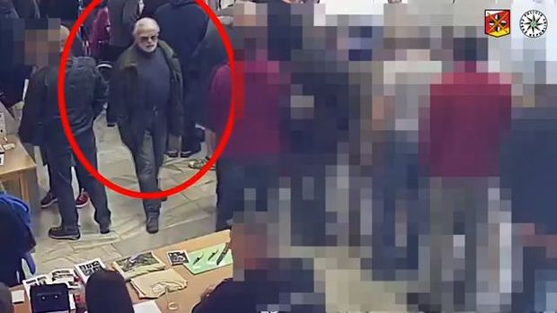 Policie má podezřelého z krádeže nože z mamutího klu na hradecké výstavě