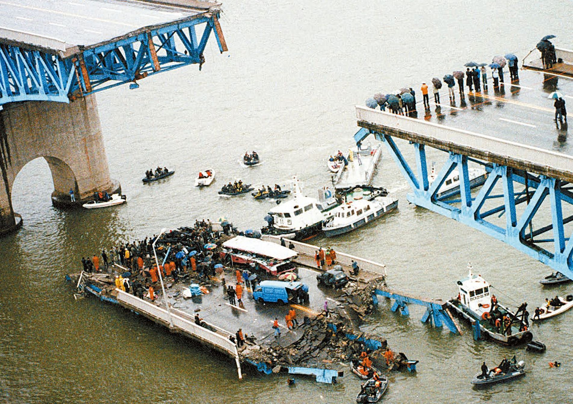 5_Foto_Songsu bridge, Seoul, South Korea October 21, 1994