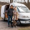 Dva nomádi na cestách karavanem a pes