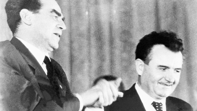 Generální tajemník ÚV KSČ Rudolf Slánský (vlevo) s Klementem Gottwaldem na snímku z roku 1948. O čtyři roky později Gottwald podepsal nad bývalým druhým mužem strany rozsudek smrti.