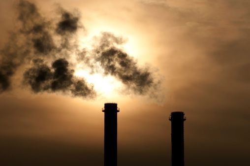 Emise, komín, kouř, znečištěný vzduch, ilustrační foto