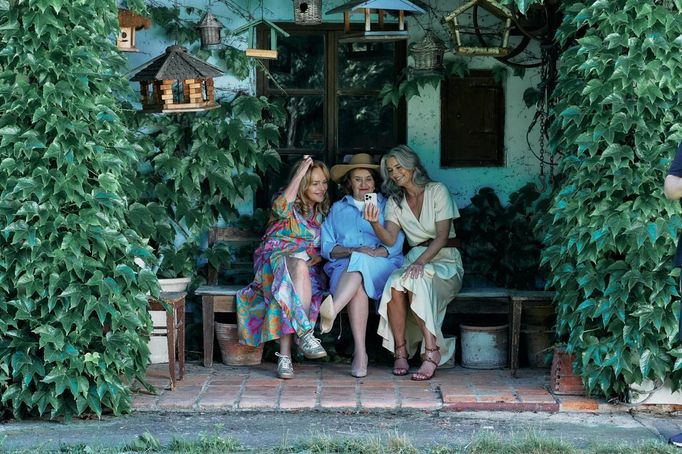 V komedii Bardotky ztvární Dagmar Havlová Veškrnová, Pavlína Pořízková a Eva Holubová nejlepší kamarádky, které vyrazí na dámskou jízdu.