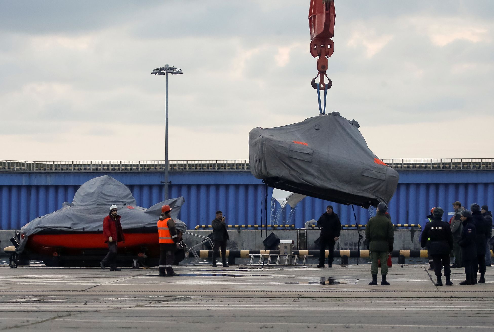 Vyšetřovatelé připravují ponorky pro podmořské pátrání po troskách Tu-154.