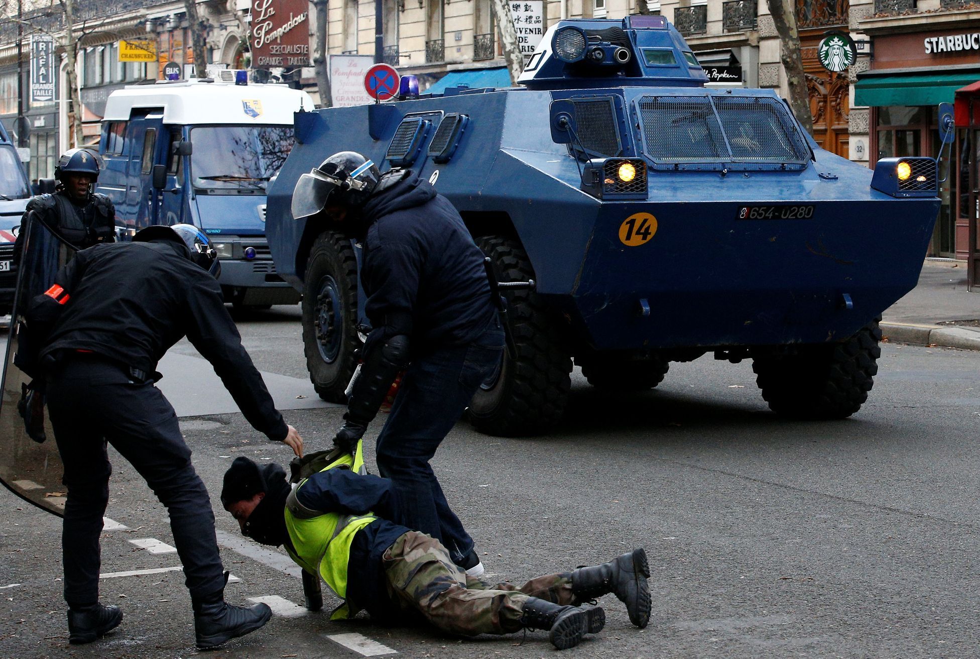 Protest hnutí žlutých vest v Paříži