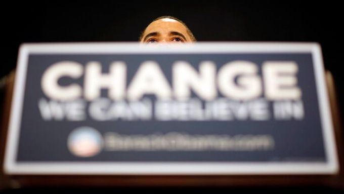 Změna. Ne celý kandidát, jen kousek jeho hlavy. (Barack Obama během projevu ve Wisconsinu.)