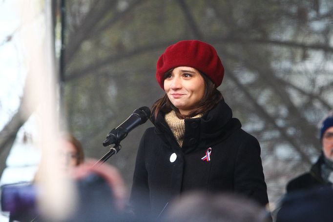 Jedním z řečníků byla i studentka Barbora Stuhlová, členka studentské komory akademického senátu Univerzity Karlovy.