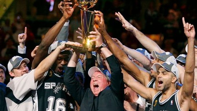 ČERVEN - Slavit se mohlo v zámořském San Antoniu. Tamější basketbalový tým zvítězil v celém ročníku NBA.