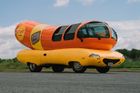 Weinermobile, obří hot dog na kolech, původně sloužil jako marketingový nástroj americké společnosti Oscar Meyer. Tento 8,3 metru dlouhý pojízdný hot dog se nachází v Chicagu a pojme dva hosty. K dispozici je velká rozkládací pohovka a lednička plná hot dogů, housek a hořčice od značky Oscar Meyer.