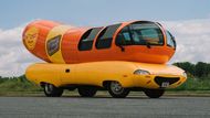 Weinermobile, obří hot dog na kolech, původně sloužil jako marketingový nástroj americké společnosti Oscar Meyer. Tento 8,3 metru dlouhý pojízdný hot dog se nachází v Chicagu a pojme dva hosty. K dispozici je velká rozkládací pohovka a lednička plná hot dogů, housek a hořčice od značky Oscar Meyer.