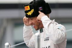 Soči plné bouraček posunulo Hamiltona blízko obhajobě, Mercedes už triumfoval