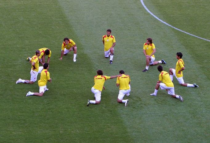 Rozcvička reprezentace Islámské republiky Irán před zápasem na trávníku stadionu v Edenu.