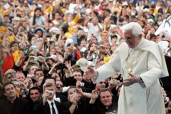Ochránci zvířat se obuli do papeže. Má svléci kožešinu