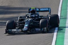 Bottas o mrknutí oka překonal Hamiltona, v Imole odstartuje z prvního místa