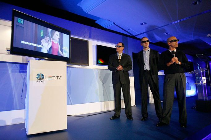 Tim Baxter (Samsung Electronics America), Frederic Rose (Technicolor) a Jeffrey Katzenberg (Dreamworks Animation) se na veletrhu CES 3D brýlemi dívají na televizi typu LED HDTV 8000. Nové řady s označením 8000, 7000 a 6000 staví na úspěchu LED HDTV první a druhé generace. Tyto špičkové televizory využívají LED podsvícení jako primární zdroj světla, což je odlišuje od tradičních studených katodových výbojek (CCFL). Výhody LED podsvícení zahrnují ultravysoké kontrastní poměry, malou tloušťku umožňující elegantnější design a také snížení spotřeby.