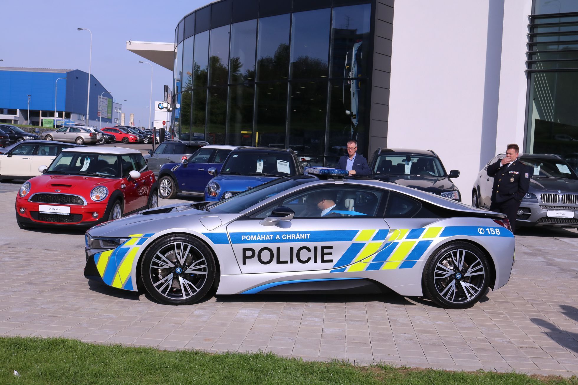 Policie si převzala BMW i8