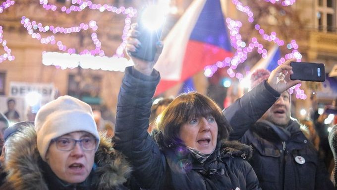 V šest hodin večer na pražském Václavském začala demonstrace spolku Milion chvilek proti premiérovi Andreji Babišovi (ANO).