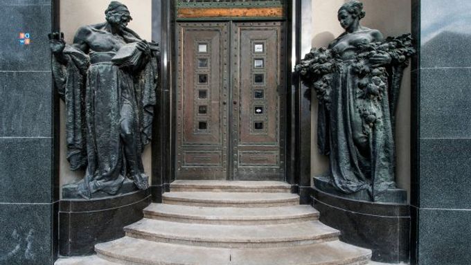 Vchod do Galerie moderního umění v Hradci Králové zdobí Šalounovy sochy Obchodu a Úrody.
