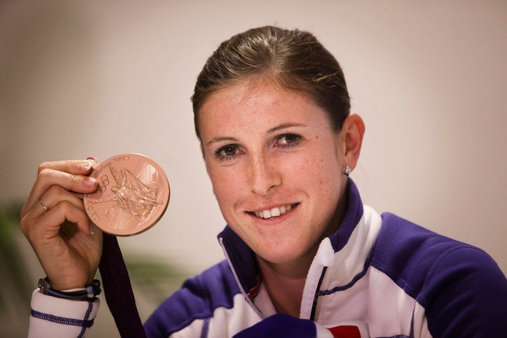 Česká překážkářka Zuzana Hejnová pózuje s bronzovou medailí po příjezdu z OH 2012 v Londýně.