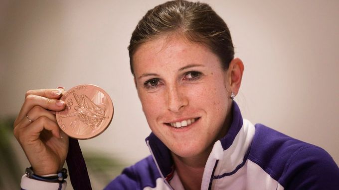 Zuzana Hejnová pózuje s bronzovou medailí po příjezdu z OH 2012 v Londýně. Teď místo ní obdrží stříbro.