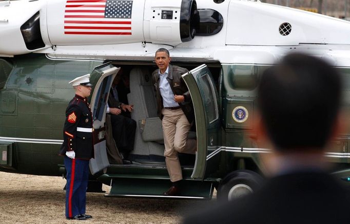 Americký prezident Barack Obama přiletěl do demilitarizované zóny mezi Jižní a Severní Koreou.