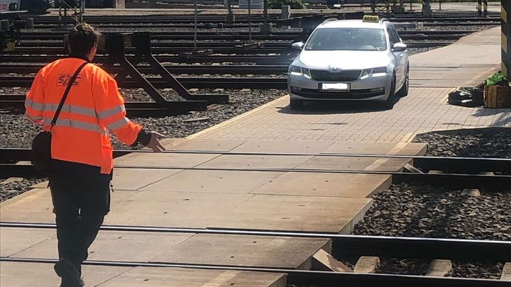 Až na nástupiště. Taxík vjel do kolejiště na pražském nádraží, vysadil tam zákazníka