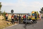 Náklaďák i motorka začaly po srážce hořet. Jeden mrtvý