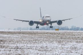 Dreamliner, eso z rukávu Boeingu, přistálo v Praze