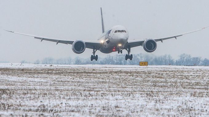 Dreamliner, eso z rukávu Boeingu, přistálo v Praze