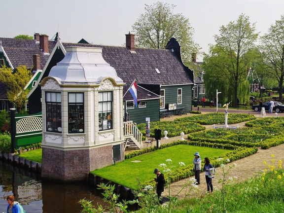 Zaanse Schans patří mezi nejoblíbenější výletní místa v Nizozemsku. Obydlený skanzen vznikl po druhé světové válce rekonstrukcí typické zaanské vesnice.