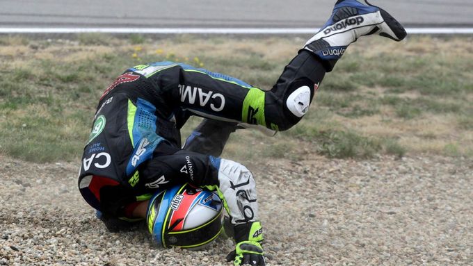 Brněnská Velká cena byla plná pádů, Lukáš Pešek v závodě MotoGP šel k zemi už ve druhém kole.
