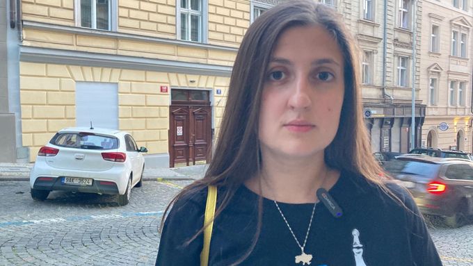 Je potřeba více sankcí proti Rusům, kteří proti nám bojují, říká Anastasija Sihnajevská před domem v Praze, který patří rodině ruského zbrojaře.