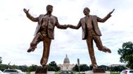 Správa národních parků ve středu před úsvitem odstranila sochu prezidenta Donalda Trumpa a Jefferyho Epsteina s názvem "Nejlepší přátelé navždy", na které se drží za ruce, pouhý den poté, co byla vztyčena na National Mall ve Washingtonu.