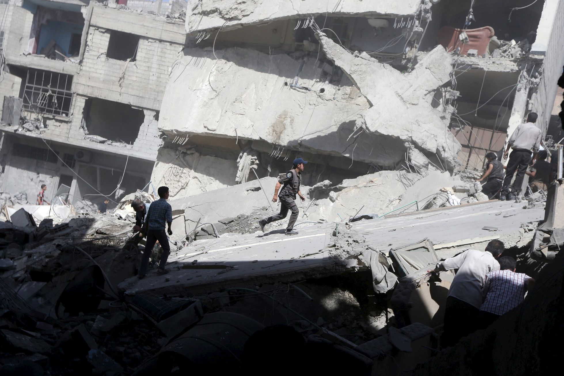Damašské předměstí Dúma po náletu syrského letectva.