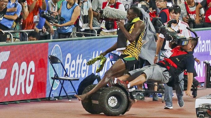 Usain Bolt se stal "obětí" nešikovnosti čínského kameramana.