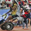 MS v atletice 2015: Usain Bolt padá po srážce s kameramanem
