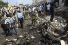 Teroristé odpálili u somálské restaurace bombu, poté zaútočili na hosty. Zemřelo 20 lidí