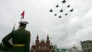 Armádní stíhačky přelétají nad Rudým náměstím. Vojenskou přehlídku přenášela živě také ruská státní televize