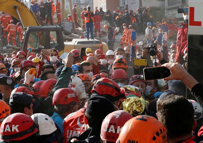 V Turecku probíhají záchranné práce po zemětřesení v Egejském moři.