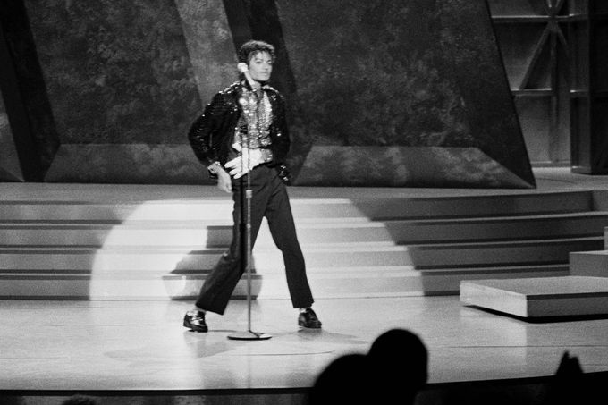 Michael Jackson během hudebního vystoupení 16. května roku 1983, během něhož poprvé předvedl taneční kreaci typu "moonwalk".