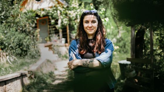 Ráj na zemi. Opuštěnou sušárnu bylinek proměnila k nepoznání, dnes se nestačí divit