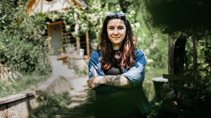 Ráj na zemi. Opuštěnou sušárnu bylinek proměnila k nepoznání, dnes se nestačí divit; Zdroj foto: Tereza Šolcová