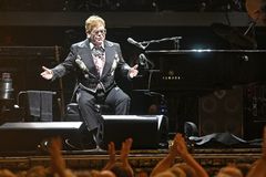Naposledy přijíždí Elton John, tvůrčí sopka a učebnicový příklad moderní celebrity